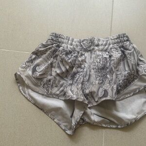 Rare lululemon hotty hots size 4 2.5 in inseam perfect condition